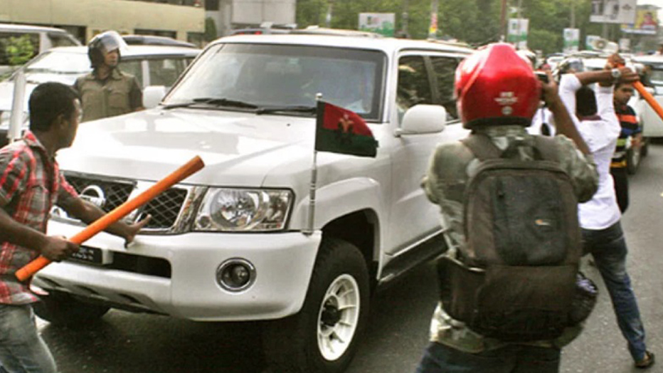 খালেদা জিয়ার গাড়িবহরে হামলায় আওয়ামী লীগ নেতা সায়মন গ্রেফতার